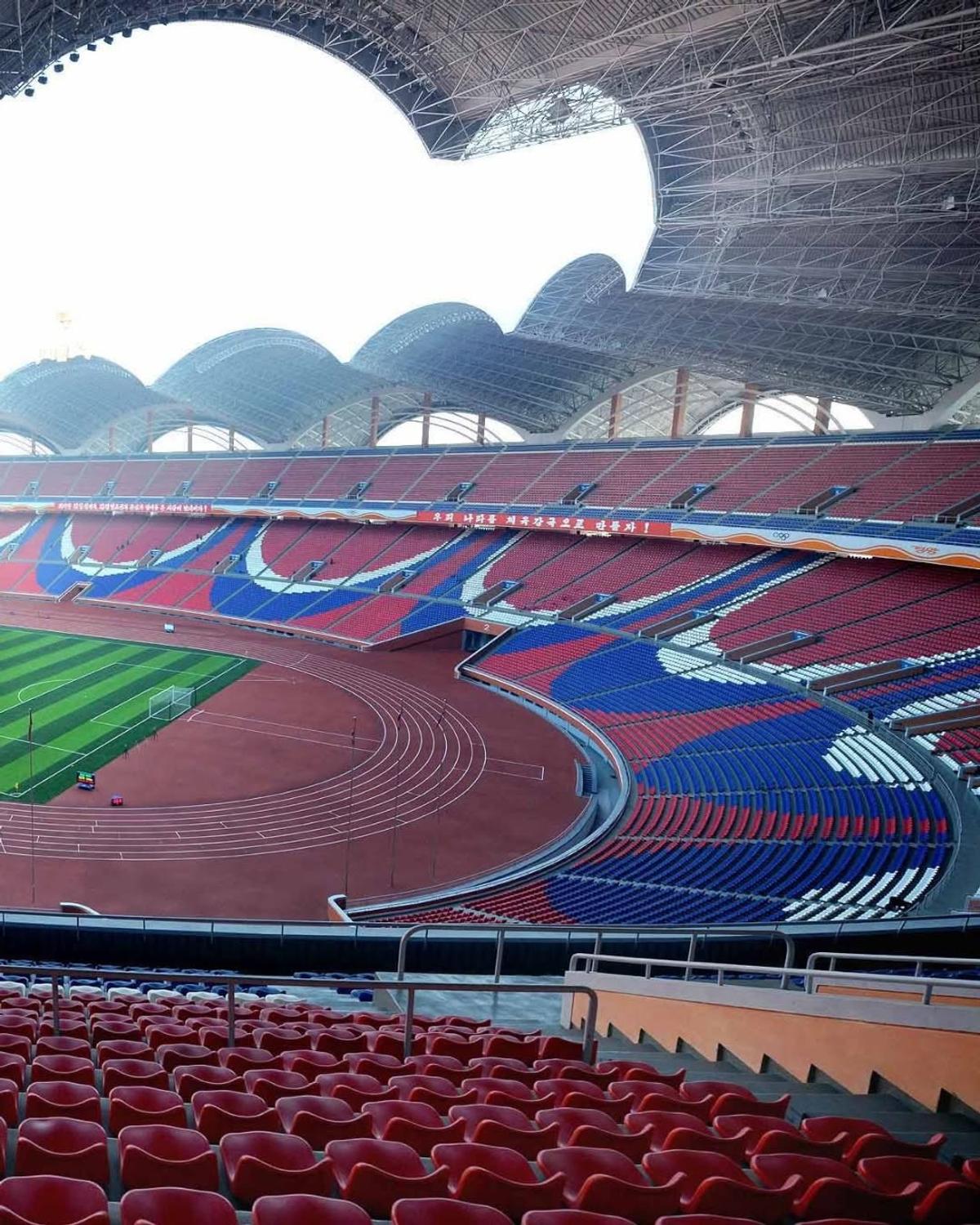 Imagini IREALE din al doilea cel mai mare stadion de pe glob » Mastodontul din Coreea de Nord este „casa” manifestațiilor propagandiste ale sistemului represiv
