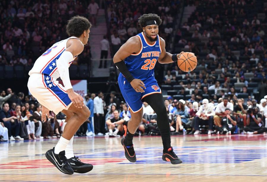 Guerschon Yabusele (dreapta) într-un meci contra fostei echipe, Philadelphis 76ers Foto: Imago Images Avantajul de a juca măcar cinci ani în NBA: „Pensie, apoi asigurare medicală pe viață pentru toată familia”