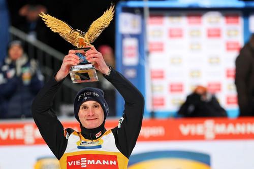 Domen Prevc cu trofeul din Turneul celor Patru Trambuline Foto: Imago Images