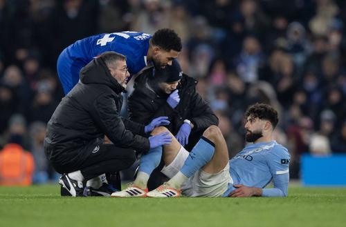 Josko Gvardiol a primit îngrijiri pe teren înainte de a fi înlocuit, în meciul cu Chelsea / Foto: Imago