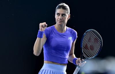 Sorana Cîrstea, victorie cu Jelena Ostapenko și calificare în „optimi” la Brisbane! Urmează duelul cu liderul mondial Aryna Sabalenka