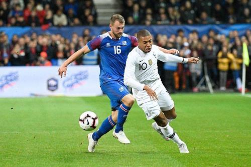 Runar Mar Sigurjonsson și Kylian Mbappe