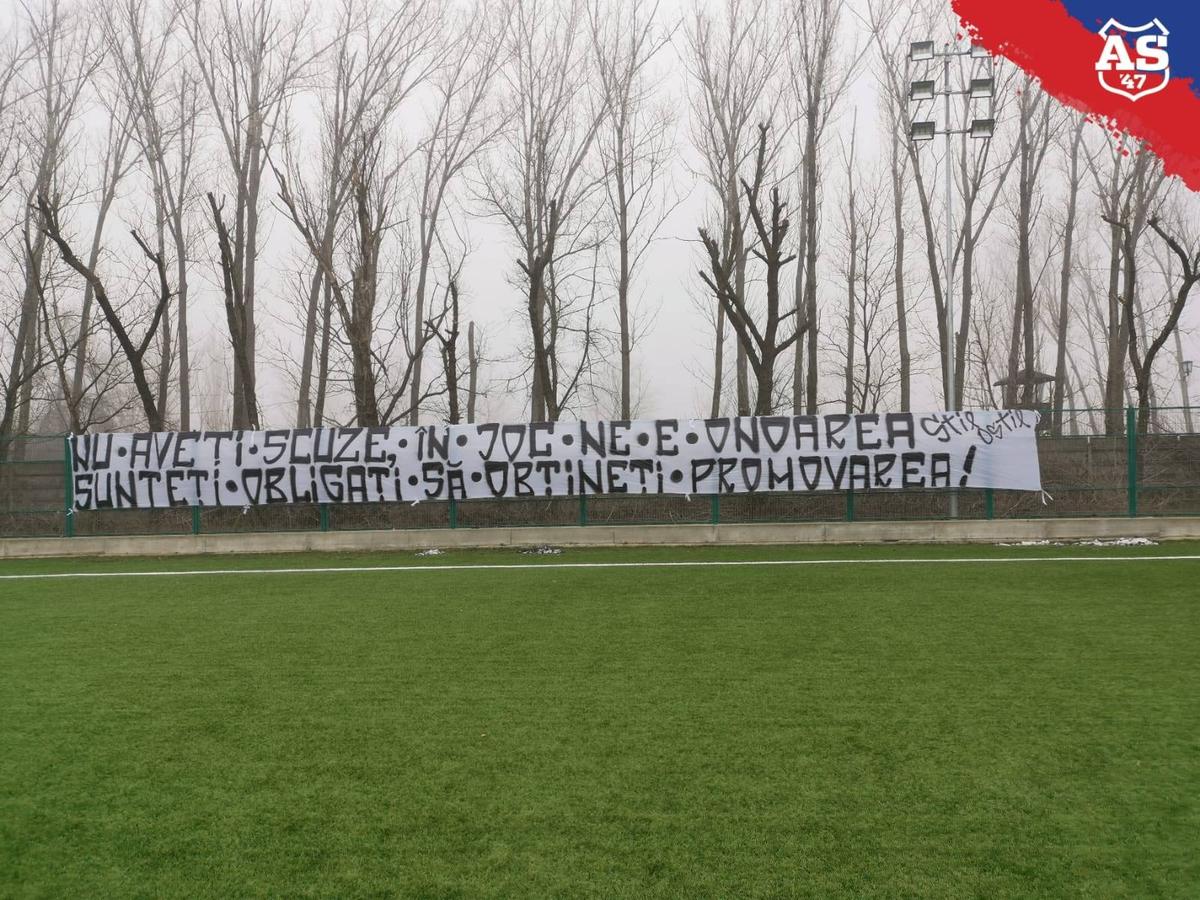 VIDEO+FOTO Suporterii de la CSA Steaua l-au înțepat pe Becali: „Promovare + Inaugurare = Doliu la palat” + Lovitură de imagine dată de „militari”