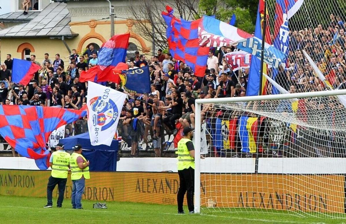 VIDEO+FOTO Suporterii de la CSA Steaua l-au înțepat pe Becali: „Promovare + Inaugurare = Doliu la palat” + Lovitură de imagine dată de „militari”