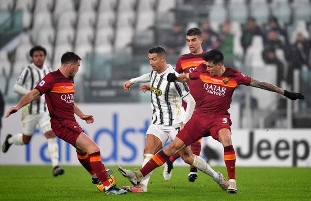 Cristiano Ronaldo, fabulos și la 36 de ani! Comparație inedită + moment amuzant cu starul lui Juventus și arbitrul