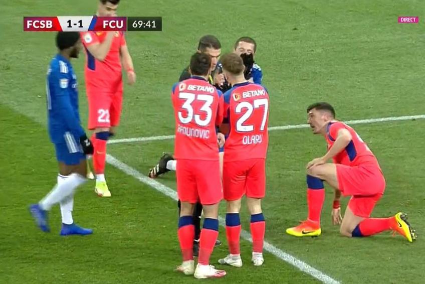 Istvan Kovacs, înconjurat de jucătorii lui FCSB // foto: captură DigiSport