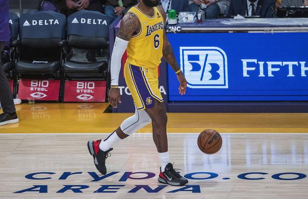 LeBron James a făcut show la revenirea după accidentare » Nou record personal reușit de „Regele” din NBA