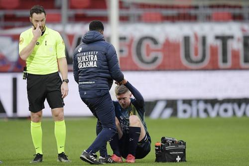 Mees Hoedemakers și arbitrul partidei // Foto: Imago
