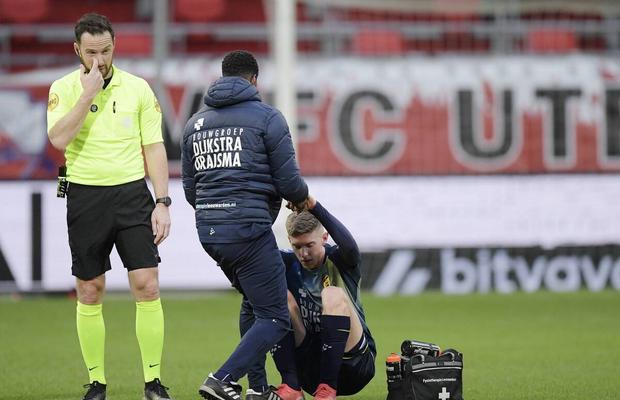 Incredibil! Un jucător din Olanda a avut nevoie de schimbare după ce a fost accidentat de arbitru: „Este o premieră în istoria fotbalului”