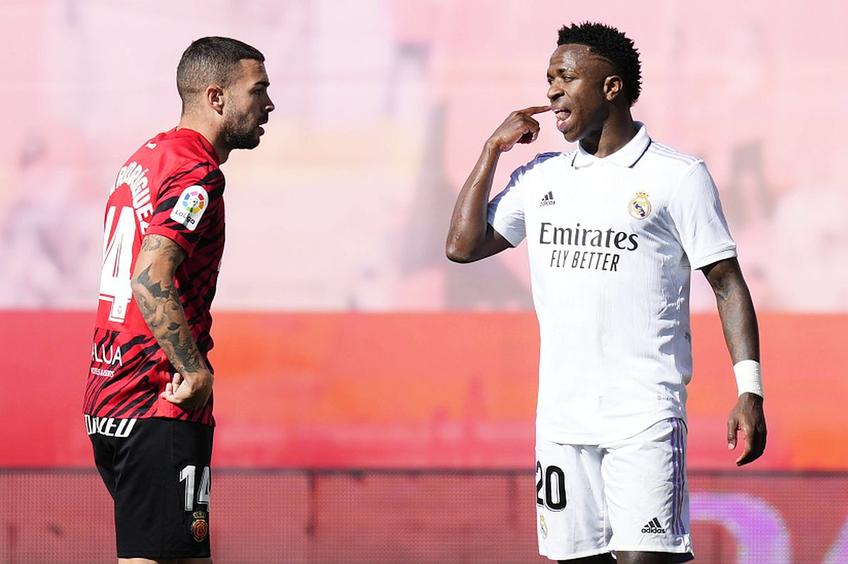 Vinicius Junior, în alb, în meciul cu Mallorca // foto: Imago Images