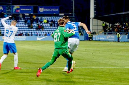 Giedrius Arlauskis (35 de ani), portarul celor de la CS Universitatea Craiova, a comis o gafă incredibilă în minutul 33 al deplasării cu Farul, la scorul de 1-0 pentru constănțeni.
