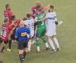 Pumni și picioare în derby! Scene uluitoare: după 14 minute de scandal, arbitrul a fluierat finalul mai devreme