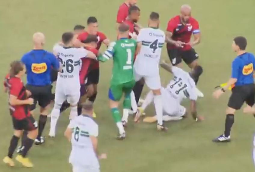 Scene uluitoare în ultimele minute ale mecului dintre Club Athletico Paranaense și Coritiba