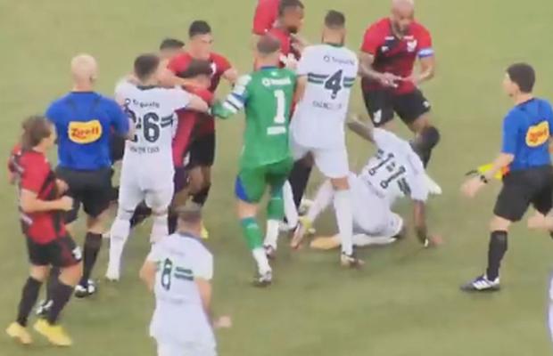 Pumni și picioare în derby! Scene uluitoare: după 14 minute de scandal, arbitrul a fluierat finalul mai devreme