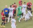 Scene uluitoare în ultimele minute ale mecului dintre Club Athletico Paranaense și Coritiba