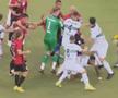 Pumni și picioare în derby! Scene uluitoare: după 14 minute de scandal, arbitrul a fluierat finalul mai devreme