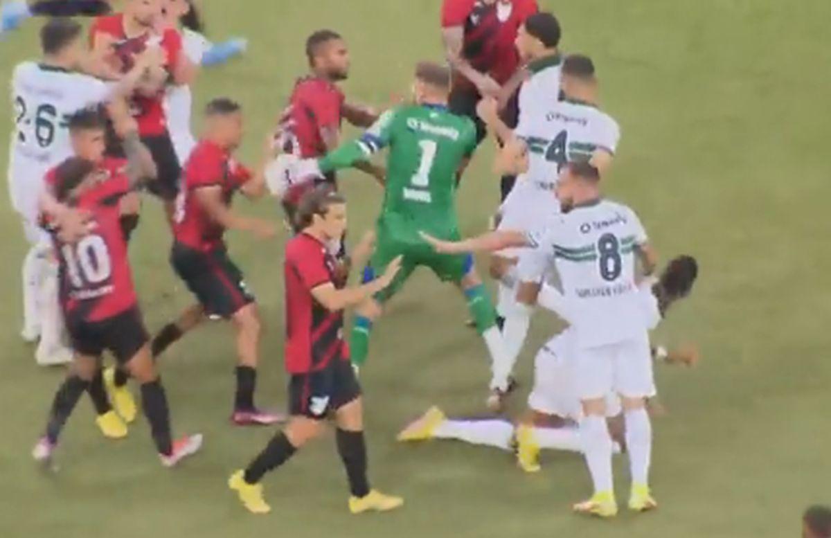 Bătaie în Brazilia, în meciul dintre Club Athletico Paranaense și Coritiba
