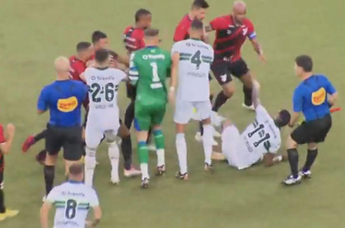 Pumni și picioare în derby! Scene uluitoare: după 14 minute de scandal, arbitrul a fluierat finalul mai devreme