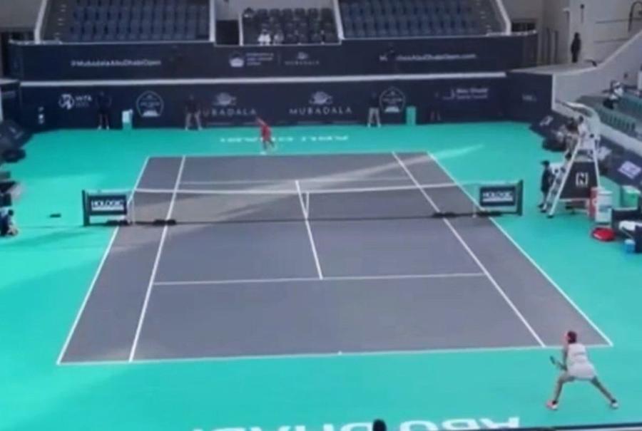 Sorana Cîrstea - Marta Kostyuk / Sursă foto: Twitter @Kenmckinnon9 Sorana Cîrstea, învinsă de Marta Kostyuk la Abu Dhabi » Înfrângere în decisiv, după o bătălie de trei seturi