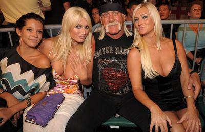 Legendarul wrestler Hulk Hogan, în baston, după ce a un fost coleg a dezvăluit că „nu își mai simte picioarele”