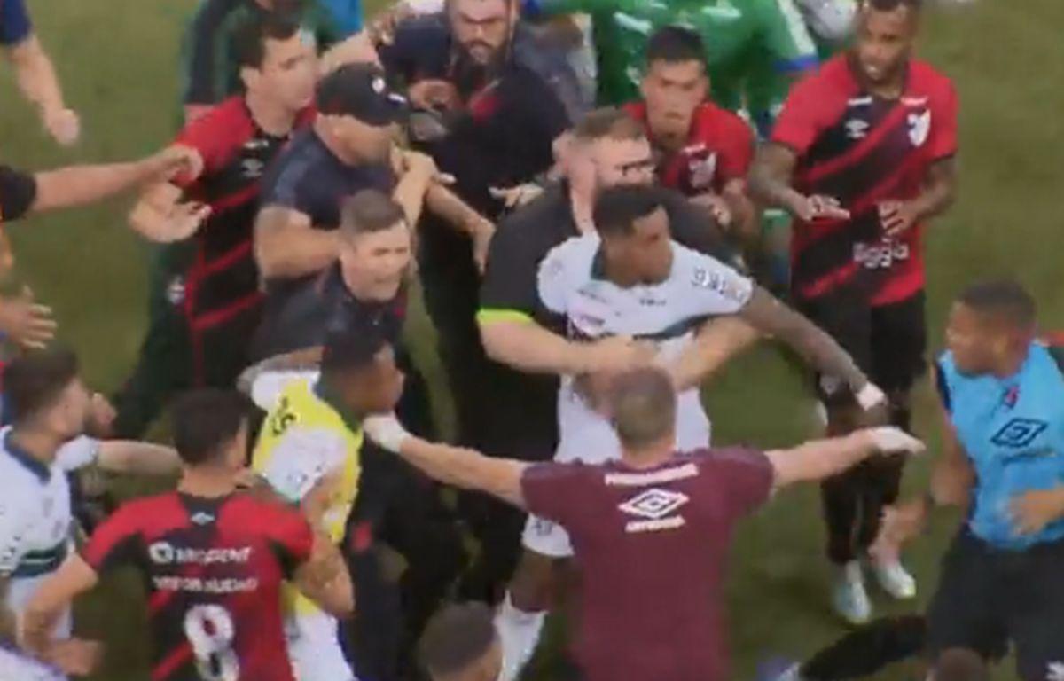 Pumni și picioare în derby! Scene uluitoare: după 14 minute de scandal, arbitrul a fluierat finalul mai devreme