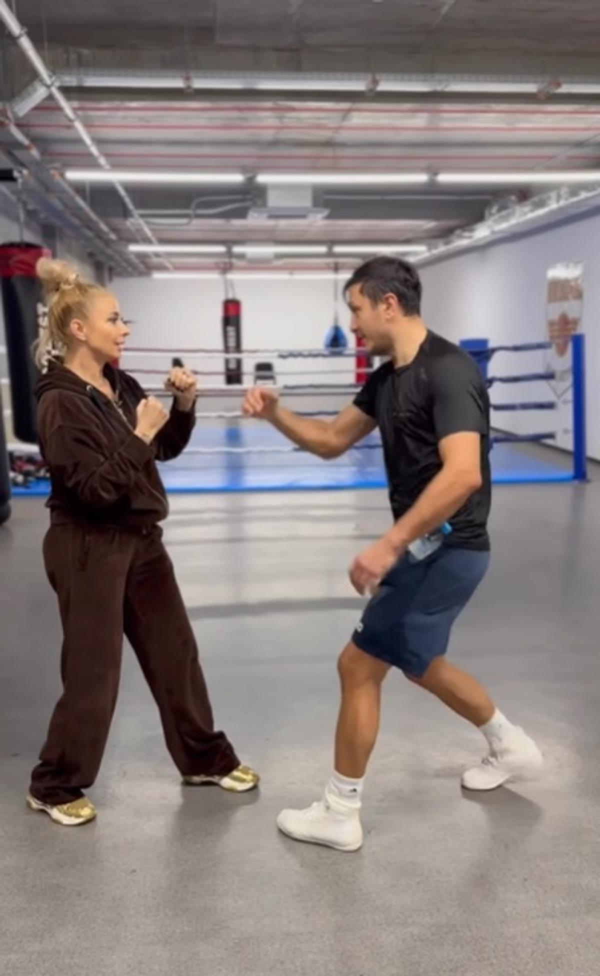 Anamaria Prodan a intrat în sală și învață mișcări de box de la iubit! Imagini de la antrenament
