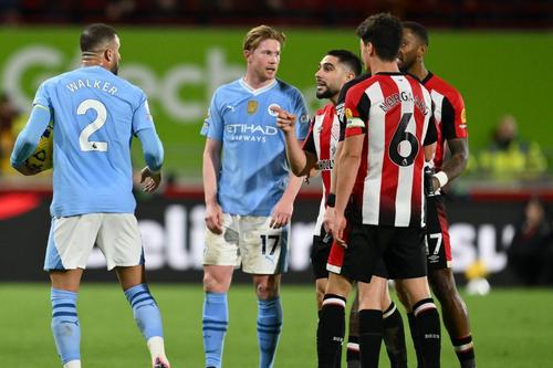 Kyle Walker, certându-se cu jucătorii adverși / Foto: Imago