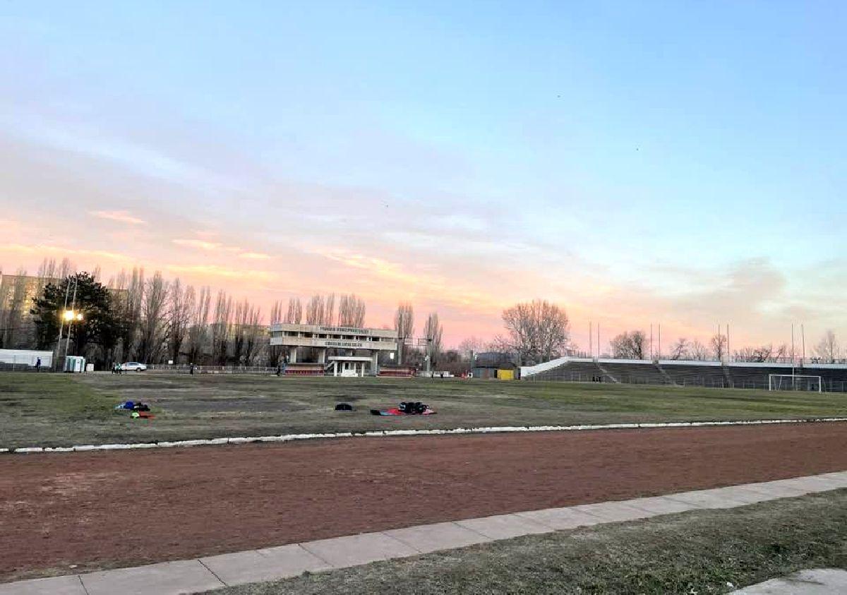 Stadionul istoric al României, transformat în tabără de refugiați, la cererea ONU! Antrenorii acuză că ISU și-a bătut joc de pista de atletism: „Dacă-i lăsam, o distrugeau complet”