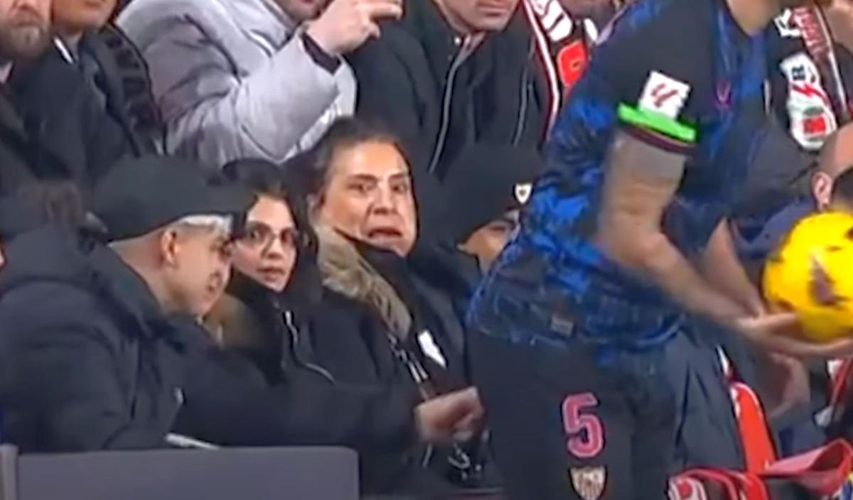 Incident obscen nemaivăzut, la Madrid. Fotbalistul lui FC Sevilla, agresat sexual de un spectator în timpul meciului!