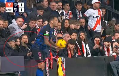Incident obscen nemaivăzut, la Madrid. Fotbalistul lui FC Sevilla, agresat sexual de un spectator în timpul meciului!