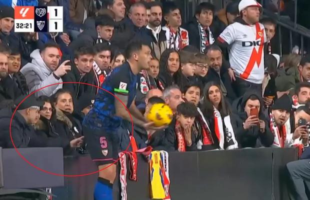 Incident obscen nemaivăzut, la Madrid. Fotbalistul lui FC Sevilla, agresat sexual de un spectator în timpul meciului!