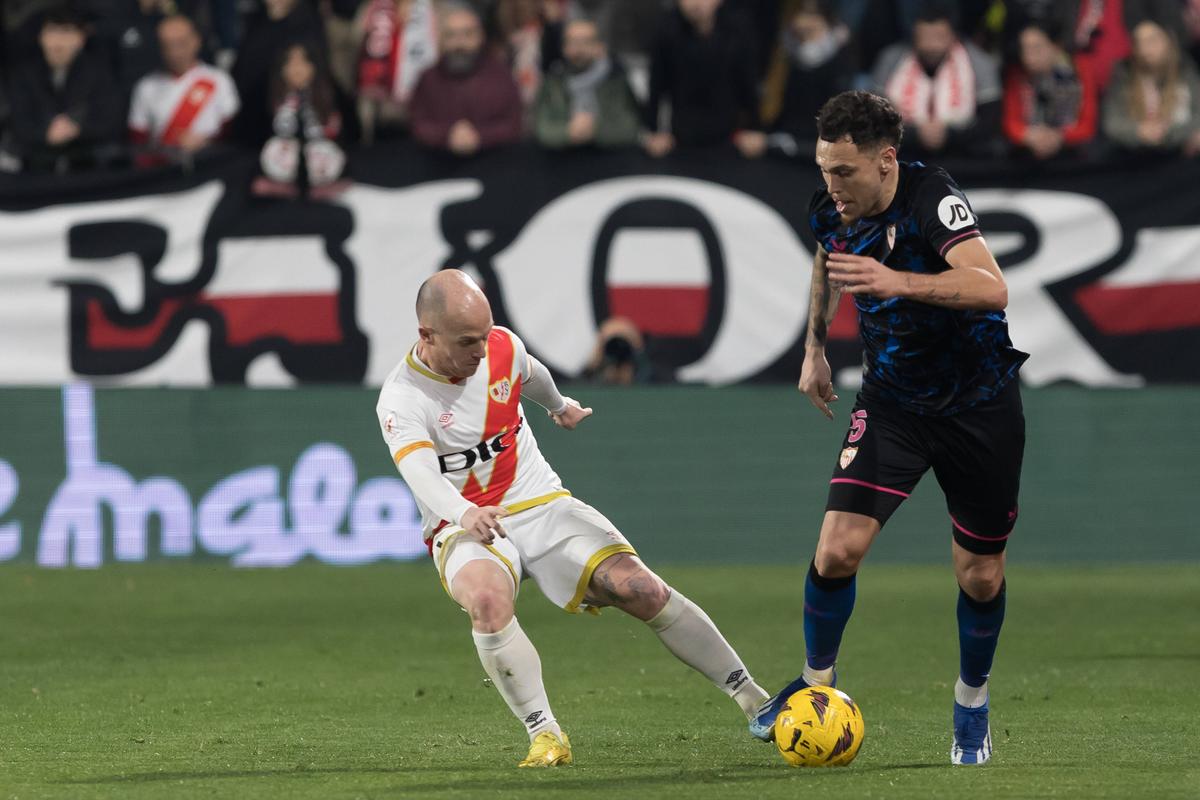 Incident obscen nemaivăzut, la Madrid. Fotbalistul lui FC Sevilla, agresat sexual de un spectator în timpul meciului!