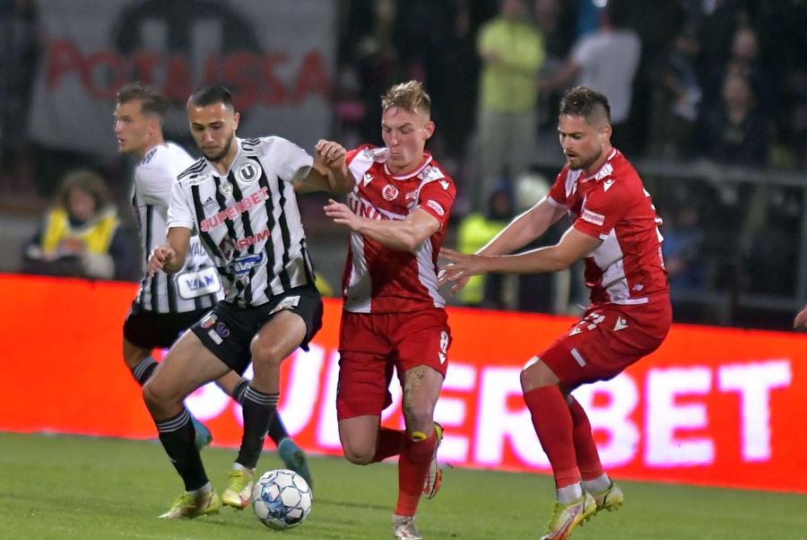 Balthazar Pierret (în centru) a semnat cu Lecce, foto: Imago Images În 2022 retrograda cu Dinamo, acum tocmai a fost transferat în Serie A!