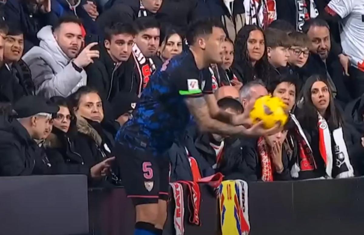 Incident obscen nemaivăzut, la Madrid. Fotbalistul lui FC Sevilla, agresat sexual de un spectator în timpul meciului!