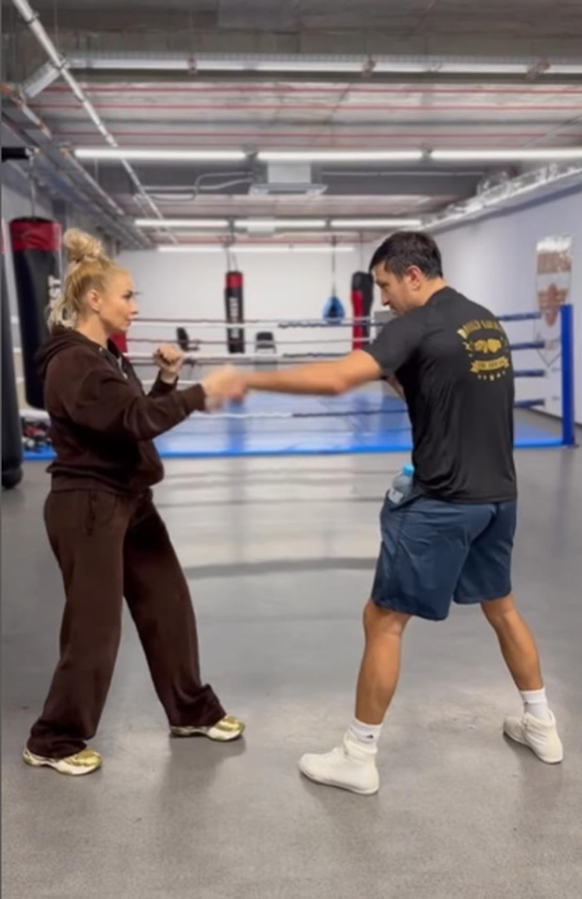 Anamaria Prodan a intrat în sală și învață mișcări de box de la iubit! Imagini de la antrenament