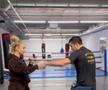 Anamaria Prodan a intrat în sală și învață mișcări de box de la iubit! Imagini de la antrenament