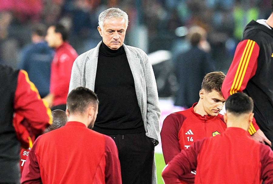 Jose Mourinho și jucătorii de la AS Roma, foto: Imago Mourinho îl apără iar pe Vinicius: „Mi-a frânt inima să-l văd în acea situație... Nu a găsit bucuria de a fi decisiv”