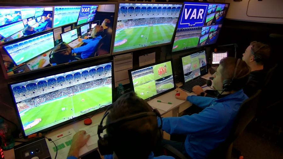 Imagine din camera VAR, la un meci din prima ligă Clasamentul erorilor de arbitraj din Superligă » Surpriză MAJORĂ: cine sunt cele mai ajutate și cele mai dezavantajate cluburi!