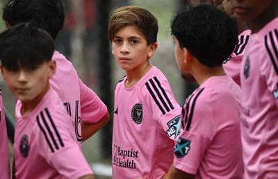 Pe urmele taților » Thiago Messi și Cristiano Ronaldo Jr marchează pe bandă rulantă