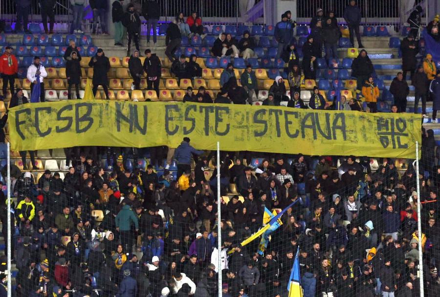 Banner-ul afișat de ultrașii prahovenilor / FOTO: Ionuț Iordache Un stelist înfocat a blocat-o pe FCSB la Ploiești! Titular peste noapte în Superligă - cu Steaua în inimă: „Cel mai mare club din România”