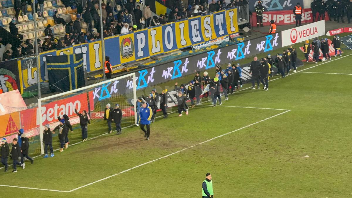 Sute de copii, pe teren la pauza meciului Petrolul - FCSB