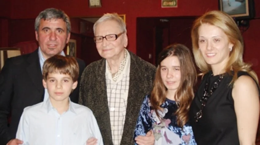 O imagine pentru istorie: Radu Beligan și familia Hagi în culisele Teatrului Național Ascultându-l pe Hagi