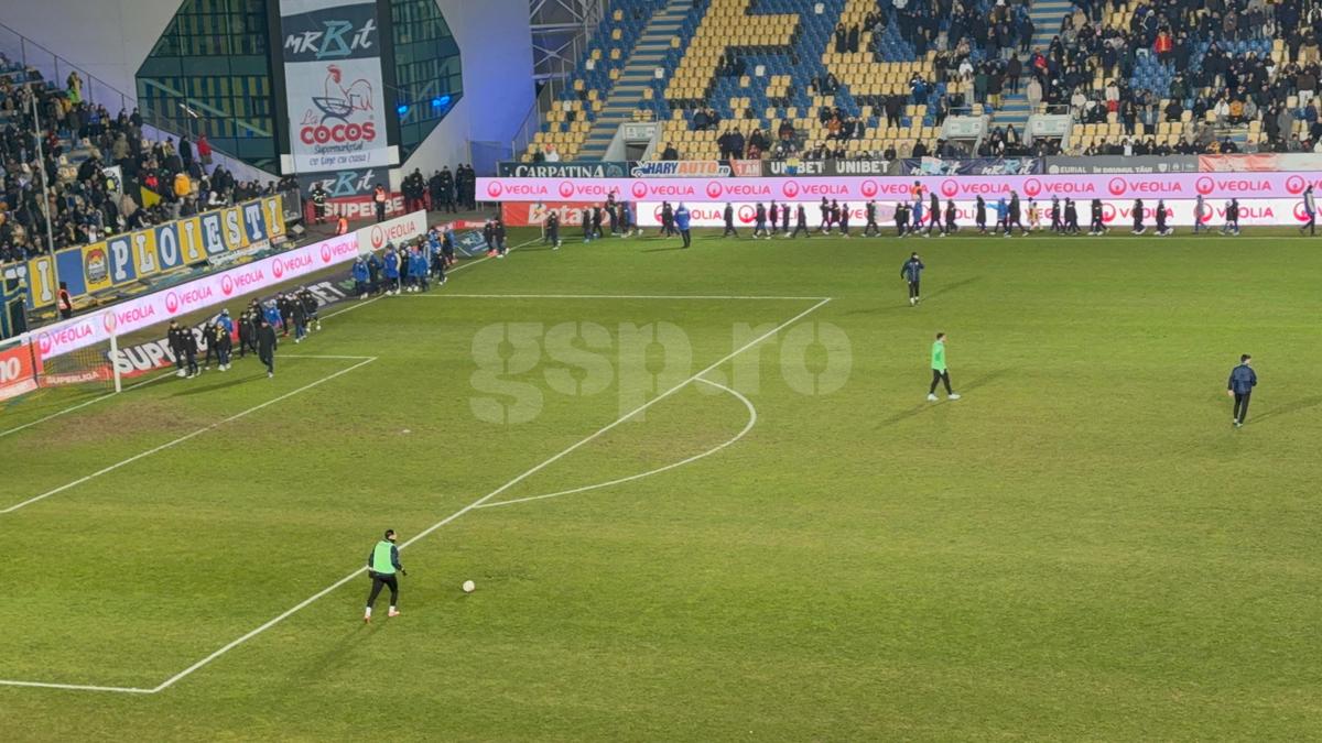 Sute de copii, pe teren la pauza meciului Petrolul - FCSB