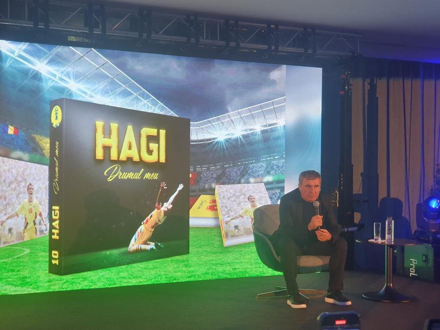 Gheorghe Hagi pe scenă la aniversarea vârstei de 60 de ani. Foto: Justin Gafiuc (GSP) Ascultându-l pe Hagi