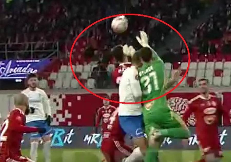 Duelul dintre Gyenge și Dican / Captură Digi Sport Sepsi - Farul 1-0. Aniversare fără „artificii” pentru Hagi! Covăsnenii iau 3 puncte mari și pun presiune pe Rapid