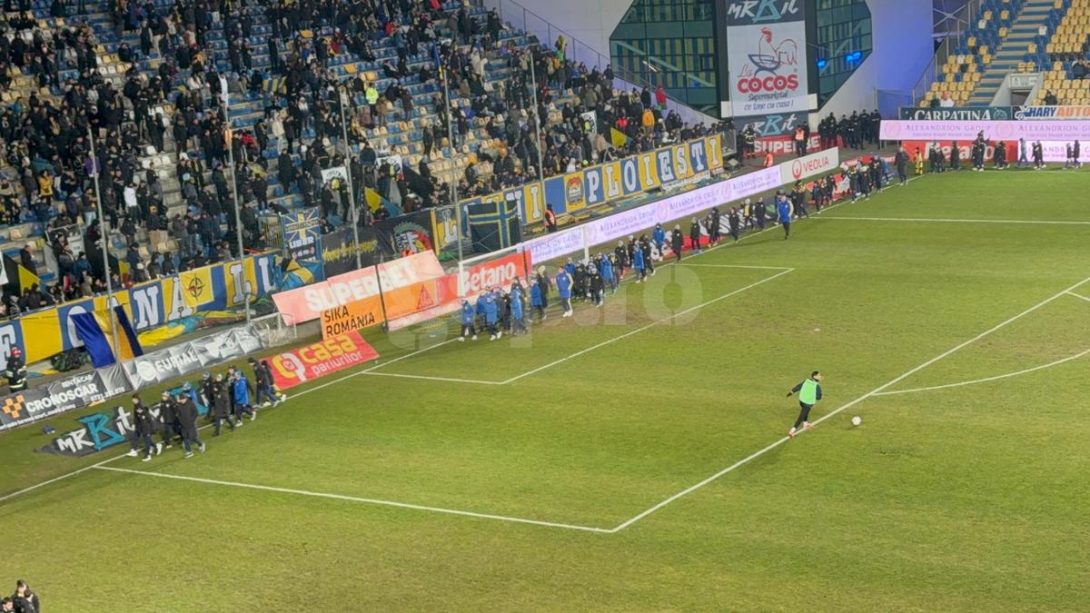 Sute de copii, pe teren la pauza meciului Petrolul - FCSB