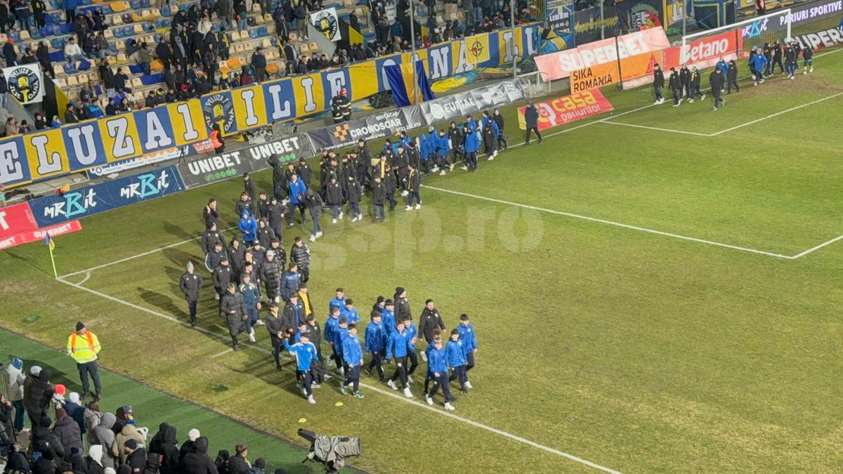 Sute de copii, pe teren la pauza meciului Petrolul - FCSB