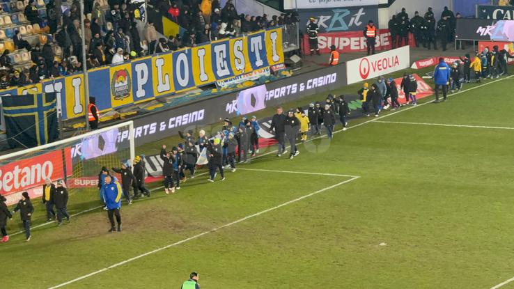 Sute de copii, pe teren la pauza meciului Petrolul - FCSB / Foto: Andrei Furnigă GSP