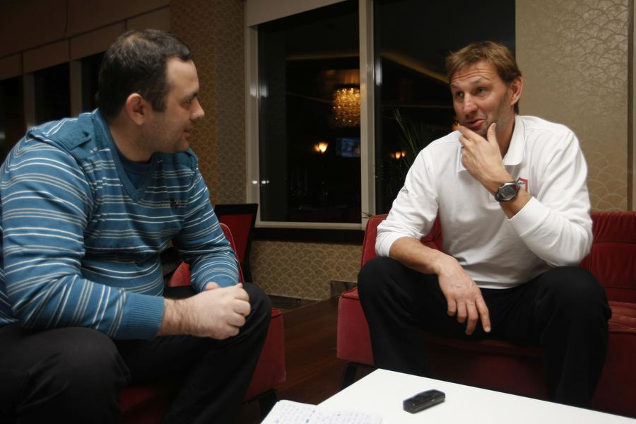 La povești cu Tony Adams în Azerbaidjan, despre viața sa tumultoasă și despre magia lui Hagi. Foto: GSP Ascultându-l pe Hagi
