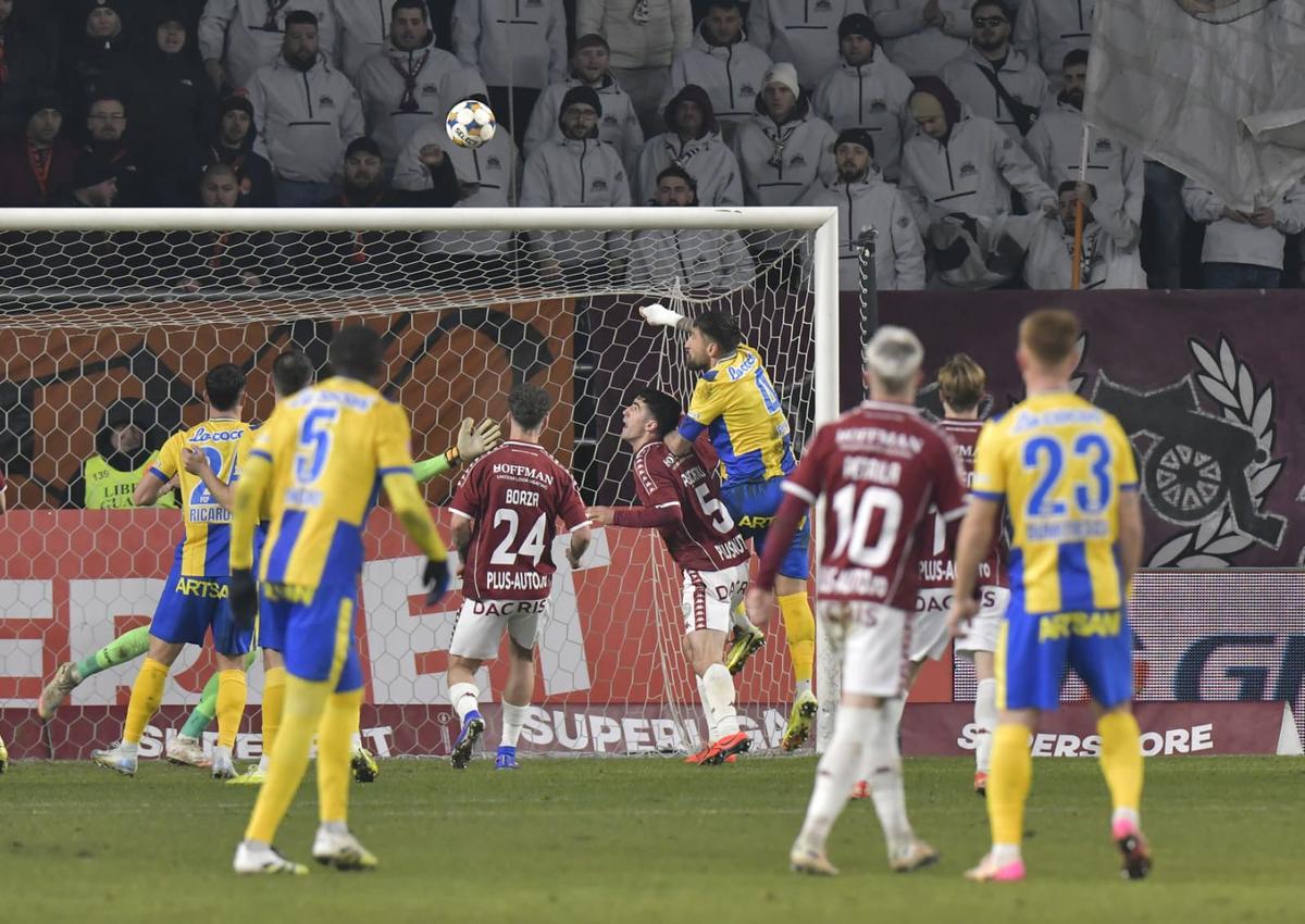 Întrebat după Rapid - Petrolul: „E adevărat că sunteți certați cu antrenorul?”